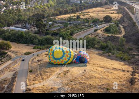 Vue aérienne des ballons d'air chaud colorés en préparation pour le lancement au-dessus de San Diego, Californie.ÉTATS-UNIS Banque D'Images