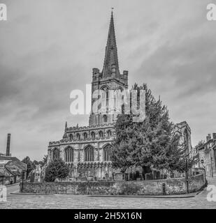 Scène de rue monochrome de la magnifique église tous saints dans la ville de Stamford dans le Lincolnshire célèbre pour ses bâtiments en pierre et l'architecture fine Banque D'Images