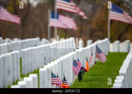 Pennsylvanie, États-Unis.11 novembre 2021.Des drapeaux américains sont mis sur des tombes pour la fête des anciens combattants, le jeudi 11 novembre 2021, à Washington Crossing, dans le cimetière national de Washington Crossing, en Pennsylvanie.( Credit: William Thomas Cain/Alamy Live News Credit: William Thomas Cain/Alamy Live News Banque D'Images