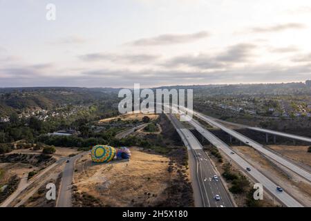 Vue aérienne des ballons d'air chaud colorés en préparation pour le lancement au-dessus de San Diego, Californie.ÉTATS-UNIS Banque D'Images