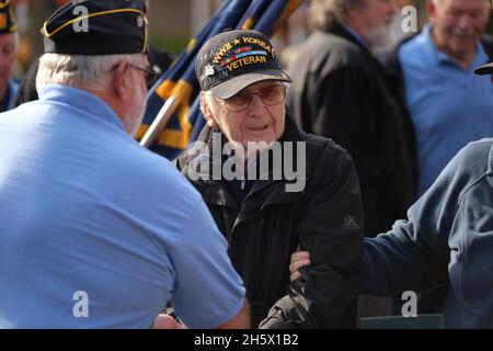 Milford, États-Unis.11 novembre 2021.Paul Ingold, 100 ans, ancien combattant de la Seconde Guerre mondiale et de la guerre de Corée, commémore la Journée des anciens combattants.Les anciens combattants sont venus rendre hommage à leurs camarades lors de la fête des anciens combattants à Milford, en Pennsylvanie.(Photo de Preston Ehrler/SOPA Images/Sipa USA) crédit: SIPA USA/Alay Live News Banque D'Images