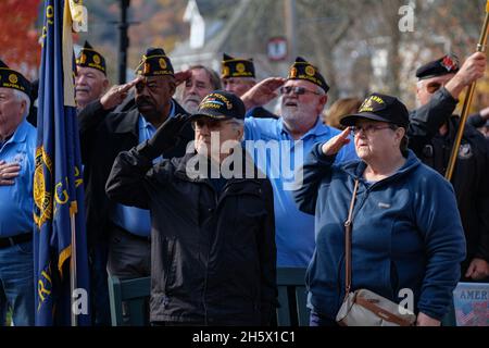 Milford, États-Unis.11 novembre 2021.Paul Ingold, 100 ans, ancien combattant de la Seconde Guerre mondiale et de la guerre de Corée, commémore le drapeau lors de la fête des anciens combattants. Les anciens combattants sont venus en l'honneur de leurs camarades lors de la fête des anciens combattants à Milford, en Pennsylvanie.(Photo de Preston Ehrler/SOPA Images/Sipa USA) crédit: SIPA USA/Alay Live News Banque D'Images