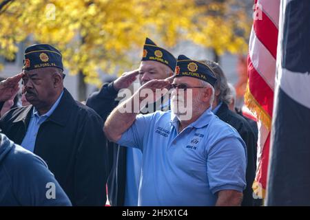 Milford, États-Unis.11 novembre 2021.Les anciens combattants saluent le drapeau lors de la promesse d'allégeance à l'occasion de la Journée des anciens combattants. Les anciens combattants sont venus rendre hommage à leurs camarades à l'occasion de la Journée des anciens combattants à Milford, en Pennsylvanie.(Photo de Preston Ehrler/SOPA Images/Sipa USA) crédit: SIPA USA/Alay Live News Banque D'Images