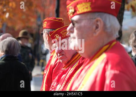 Milford, États-Unis.11 novembre 2021.Les anciens combattants marins sont à l'attention pendant la journée des anciens combattants.les anciens combattants sont venus en l'honneur de leurs camarades lors de la journée des anciens combattants à Milford, en Pennsylvanie.(Photo de Preston Ehrler/SOPA Images/Sipa USA) crédit: SIPA USA/Alay Live News Banque D'Images