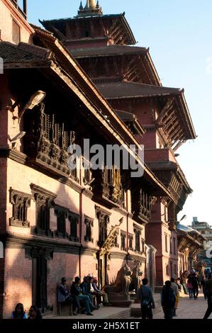 55 Palais royal à fenêtre sur la place Durbar au coeur de l'ancienne ville de Patan (Lalitpur), dans la vallée de Katmandou Banque D'Images