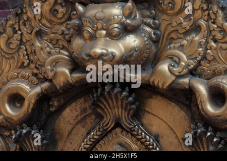 Détail d'une porte en laiton repoussé au Palais Royal de Patan, 55-fenêtre, dans la vallée de Katmandou, au Népal Banque D'Images