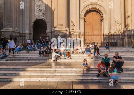 GRENADE, ESPAGNE - 2 NOVEMBRE 2017 : les gens s'assoient sur les marches de la cathédrale de Grenade. Banque D'Images