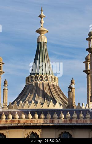 Période géorgienne très ornée, toit d'inspiration indienne du Royal Pavilion de Brighton.Brighton, East Sussex, Angleterre, Royaume-Uni.Minarets.Indo-Saracenic Revival Banque D'Images