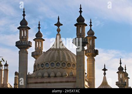 Période géorgienne très ornée, toit d'inspiration indienne du Royal Pavilion de Brighton.Brighton, East Sussex, Angleterre, Royaume-Uni.Dôme et minarets Banque D'Images