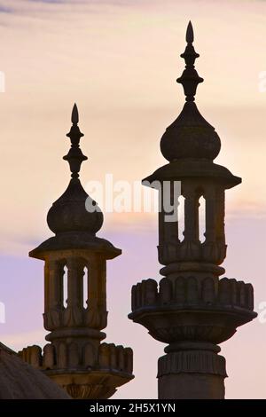 Période géorgienne très ornée, toit d'inspiration indienne du Royal Pavilion de Brighton.Brighton, East Sussex, Angleterre, Royaume-Uni.Minarets Banque D'Images