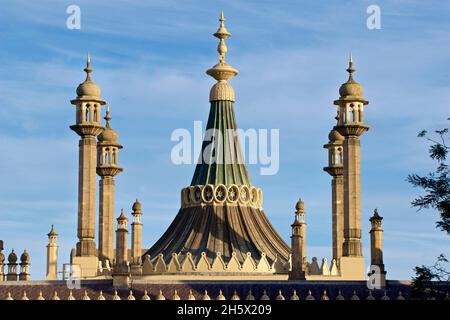 Période géorgienne très ornée, toit d'inspiration indienne du Royal Pavilion de Brighton.Brighton, East Sussex, Angleterre, Royaume-Uni.Minarets.Indo-Saracenic Revival Banque D'Images