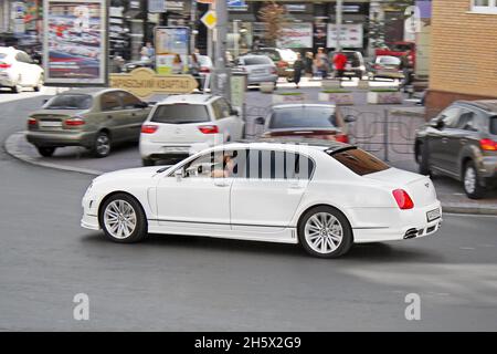 Kiev, Ukraine - septembre 2017: Bentley Continental Flying Spur Mansory (2008).Voiture de luxe privée en mouvement dans la ville. Banque D'Images