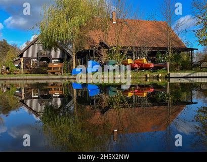 Leipe, Allemagne.09ème novembre 2021.Les maisons du Spreewald sur les rives d'une rivière (voie navigable) se reflètent dans l'eau.Credit: Patrick Pleul/dpa-Zentralbild/ZB/dpa/Alay Live News Banque D'Images