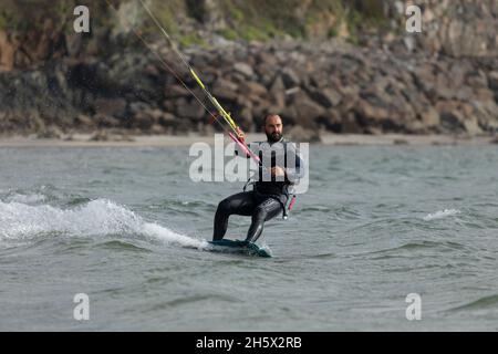 Ortigueira, Espagne - 18 août 2020 : Kitesurfer pratiquant le sport, le kitesurf ou le kitesurf, dans le Rias Altas, en Galice, au milieu d'un beauffu Banque D'Images