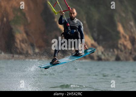 Ortigueira, Espagne - 18 août 2020 : Kitesurfer pratiquant le sport, le kitesurf ou le kitesurf, dans le Rias Altas, en Galice, au milieu d'un beauffu Banque D'Images