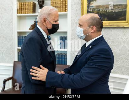 Washington, États-Unis.27 août 2021.Le président américain Joe Biden souhaite la bienvenue au Premier ministre israélien Naftali Bennett, à droite, avant leur réunion bilatérale dans le Bureau ovale de la Maison Blanche le 27 août 2021 à Washington, D.C., crédit: Adam Schultz/White House photo/Alay Live News Banque D'Images