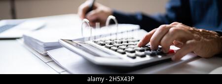 Comptable en affaires homme calcul du budget et des finances Banque D'Images