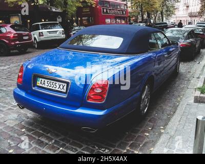 Kiev, Ukraine - 16 octobre 2010: Bentley Azure garée dans la ville.Luxueuse voiture britannique. Banque D'Images