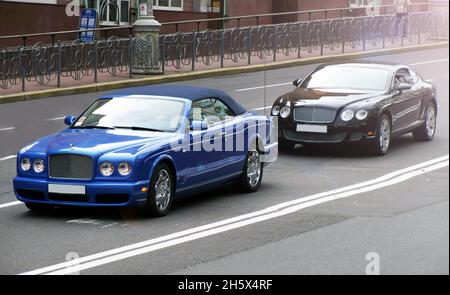 Kiev, Ukraine.17 juin 2010.Combiné Supercar.Bentley Azure et Bentley Continental GT.Cabriolet de luxe Banque D'Images