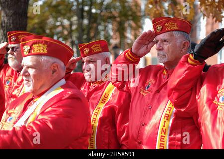 Milford, États-Unis.11 novembre 2021.Les anciens combattants de la marine ont été salués pendant la journée des anciens combattants.les anciens combattants sont venus en l'honneur de leurs camarades lors de la journée des anciens combattants à Milford, en Pennsylvanie.Crédit : SOPA Images Limited/Alamy Live News Banque D'Images