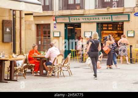 Les gens assis manger et boire dehors dans les bars à tapas dans la station balnéaire espagnole de San Sebastian dans le golfe de Gascogne Cantabrie Espagne Banque D'Images