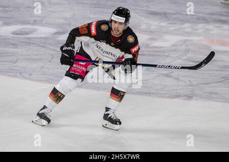 Krefeld, Allemagne.11 novembre 2021.Hockey sur glace: Coupe de l'Allemagne, Allemagne - Russie, scène de groupe, 1er match.Fabio Wagner en Allemagne.Credit: Bernd Thissen/dpa/Alay Live News Banque D'Images