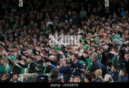 La République d'Irlande a fait ses fans dans les stands lors du match de qualification de la coupe du monde de la FIFA au stade Aviva, Dublin.Date de la photo: Jeudi 11 novembre 2021. Banque D'Images