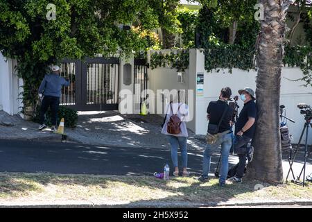 Le Cap, Afrique du Sud.11 novembre 2021.Les journalistes attendent à l'extérieur du domicile du dernier président de l'apartheid d'Afrique du Sud, Frederik de Klerk, au Cap, en Afrique du Sud, le 11 novembre 2021.Frederik de Klerk est décédé jeudi matin à l'âge de 85 ans à cause de complications cancéreuses, a déclaré la Fondation FW de Klerk.Crédit: LYU Tianran/Xinhua/Alay Live News Banque D'Images