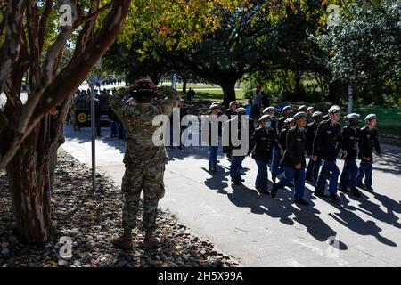 Fort Worth, Texas, États-Unis.11 novembre 2021.11/11/21 - fort Worth, Texas - jeunes Cadets JROTC, descendez les rues du centre-ville de fort Worth, 11/11/2021, lors d'une parade de la journée des anciens combattants.(Credit image: © Chris Rusanowsky/ZUMA Press Wire) Credit: ZUMA Press, Inc./Alamy Live News Banque D'Images