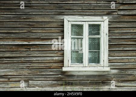 Une ancienne et rustique fenêtre en bois avec verre dans la campagne estonienne, en Europe du Nord. Banque D'Images