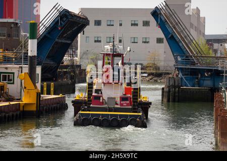 Bateau à remorqueurs traversant le canal de Gowanus près du pont de la troisième rue à Brooklyn, New York Banque D'Images