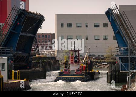 Bateau à remorqueurs traversant le canal de Gowanus près du pont de la troisième rue à Brooklyn, New York Banque D'Images