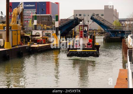 Bateau à remorqueurs traversant le canal de Gowanus près du pont de la troisième rue à Brooklyn, New York Banque D'Images