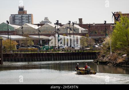 Nettoyage du canal de Gowanus à Brooklyn, New York Banque D'Images