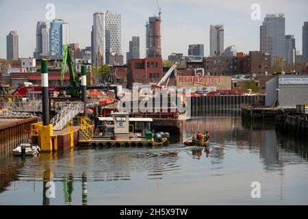 Nettoyage du canal de Gowanus à Brooklyn, New York Banque D'Images