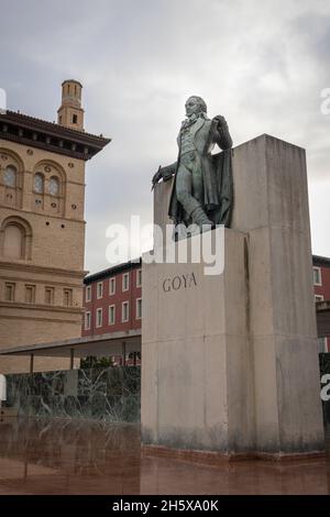 SARAGOSSE, ESPAGNE-15 AOÛT 2021 : monument Francisco Goya au centre de la ville.Statue de Goya de Federico Mares. Banque D'Images