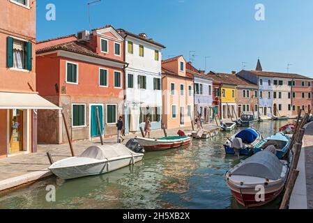 Canal avec bateaux, Burano, Venise, Italie Banque D'Images