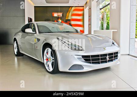 Kiev, Ukraine - 29 avril 2014 ; Gray Ferrari FF.Nouvelle voiture.Voiture à vendre Banque D'Images