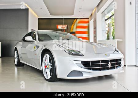 Kiev, Ukraine - 29 avril 2014 ; Gray Ferrari FF.Nouvelle voiture.Voiture à vendre Banque D'Images