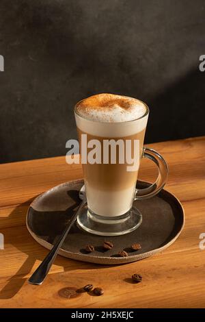 Un verre de café latte frais, chaud et aromatique est servi sur une table Banque D'Images