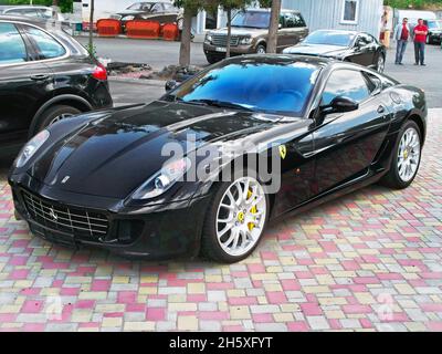 Kiev, Ukraine - 14 mai 2011.Black Ferrari 599 GTB Fiorano dans la ville Banque D'Images