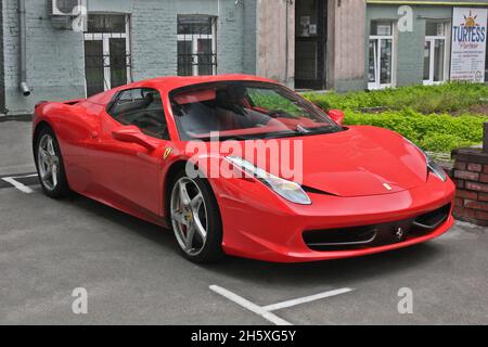 Kiev, Ukraine - 9 octobre 2012: Ferrari 458 Italia Spider dans la ville Banque D'Images