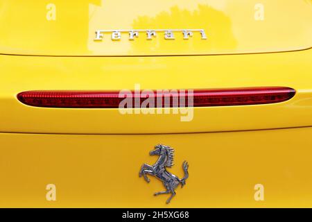 Kiev, Ukraine; 10 avril 2014.Ferrari jaune.L'inscription Ferrari Banque D'Images