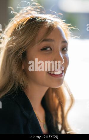 Portrait en gros plan d'une jeune femme Filipina souriante dans une garde-robe d'automne Banque D'Images