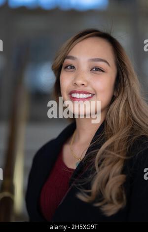 Portrait en gros plan d'une jeune femme Filipina souriante dans une garde-robe d'automne Banque D'Images