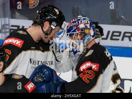 Krefeld, Allemagne.11 novembre 2021.Hockey sur glace: Coupe Deutschland, Allemagne - Russie, scène de groupe, 1er match.Andreas Jenike (r), gardien de but allemand, et Konrad Abeltshuser après le match.Credit: Bernd Thissen/dpa/Alay Live News Banque D'Images