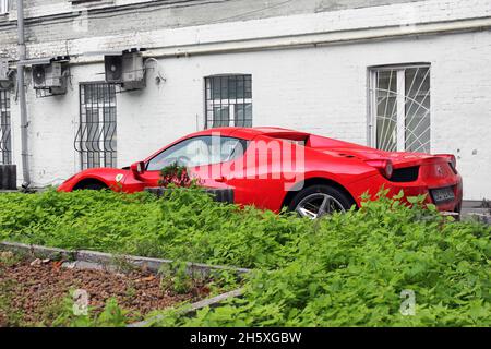 Kiev, Ukraine - 10 avril 2014: Ferrari 458 Italia dans un cadre de verdure Banque D'Images