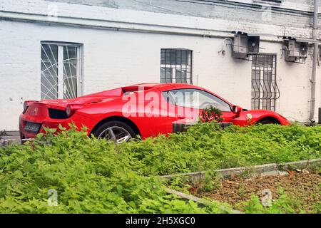 Kiev, Ukraine - 10 avril 2014: Ferrari 458 Italia dans un cadre de verdure Banque D'Images