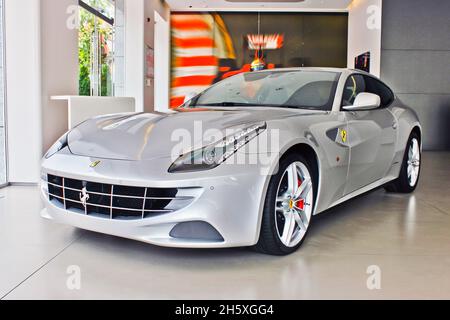 Kiev, Ukraine - 29 avril 2014 ; Gray Ferrari FF.Nouvelle voiture.Voiture à vendre Banque D'Images