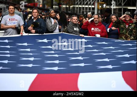 New York, États-Unis.11 novembre 2021.Défilés de parade tenant une importante pause du drapeau américain alors que l'hymne national américain est chanté lors de la 102e parade annuelle de la fête des anciens combattants de New York City à New York, NY, le 11 novembre 2021, le défilé est organisé par le United War Veterans Council,Et il y avait 200 unités de marche, avec des membres actifs des Forces armées et divers groupes d'anciens combattants militaires.(Photo par Anthony Behar/Sipa USA) crédit: SIPA USA/Alay Live News Banque D'Images